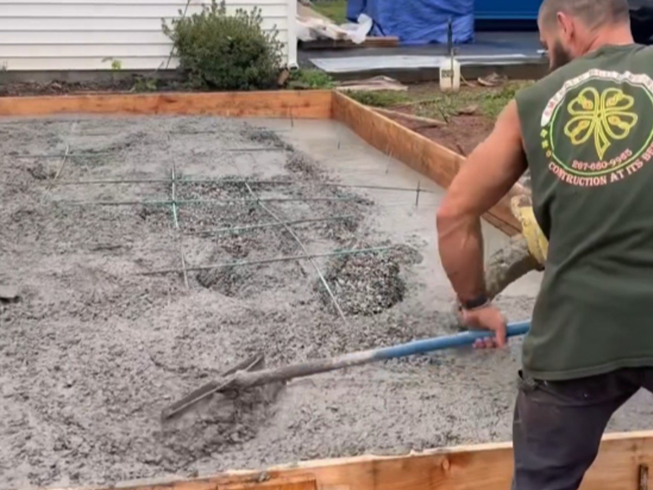 25×25 double bay garage concrete pour today! Contact EBI for all your residential needs!